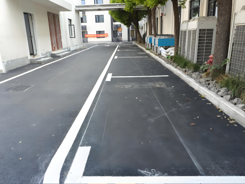 園區道路畫車位線